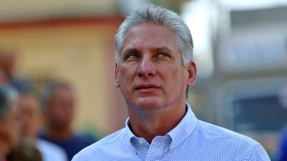 Kubánsky viceprezident Miguel Díaz-Canel čaká na odovzdanie svojho hlasu vo voľbách do parlamentu 11. marca 2018 v Santa Clare. FOTO TASR/AP