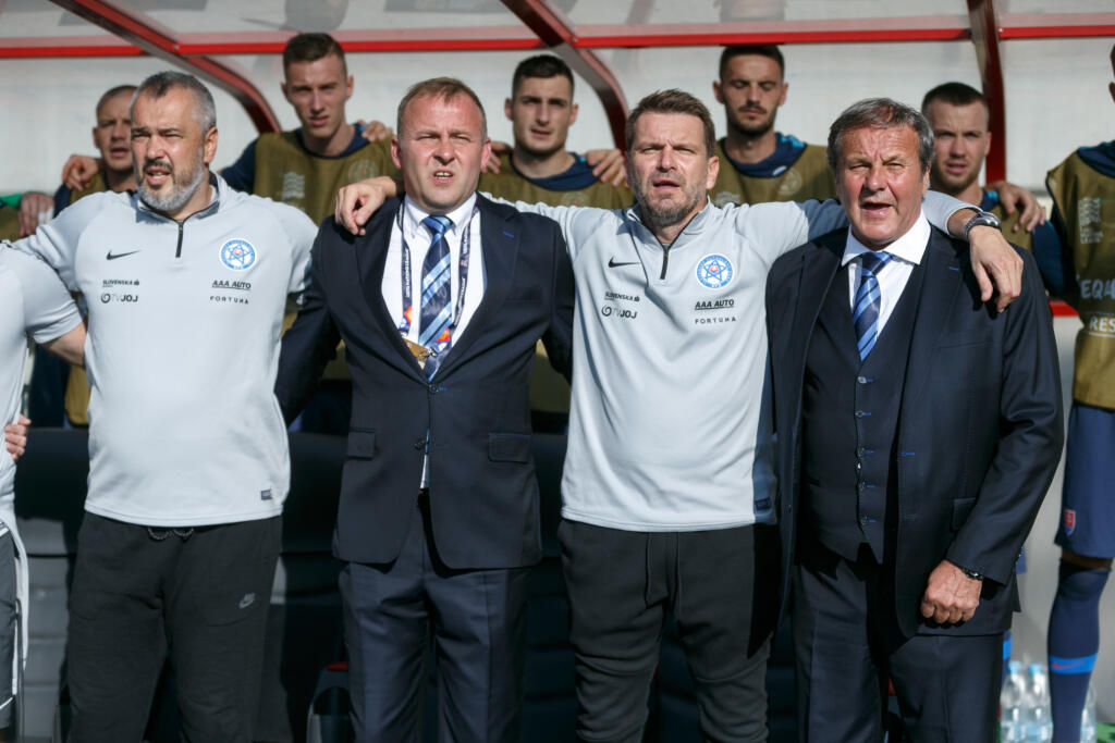 Na slovenskú reprezentáciu však nezanevrel a bude jej držať palce aj v budúcnosti. „Už dnes proti Švédom. Veď tam je plno mojich spolupracovníkov na čele s asistentom Štefanom Tarkovičom, ktorému držím palce,“ povedal Kozák.