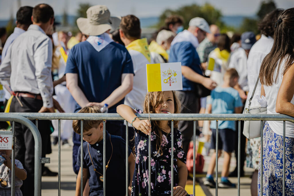 Pápež František priletel v nedeľu 12.9. 2021 na štvordňovú návštevu Slovenskej republiky. Početná skupina veriacich bola vítala Svátého otca priamo na ploche bratislavského letiska.