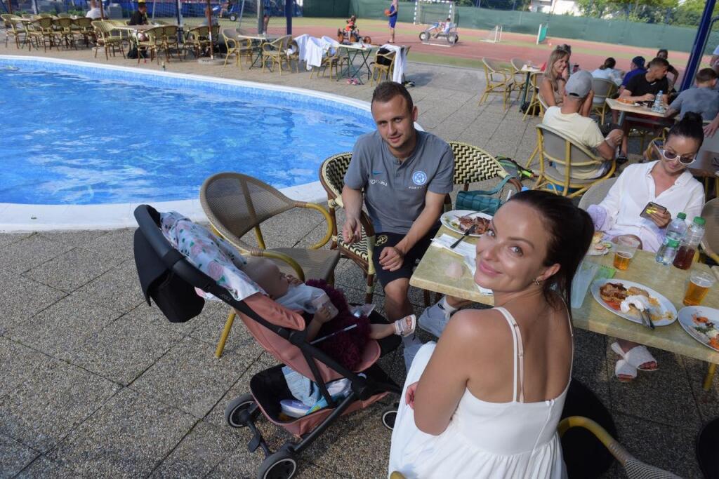Stano Lobotka si užíval pri bazéne s Danielou Nízlovou a ich dcérkou.