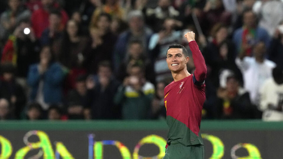 EBE 51 Lisabon - Na snímke útočník Portugalska Cristiano Ronaldo oslavuje svoj gól a tretí mužstva v zápase J-skupiny kvalifikácie o postup na ME 2024 vo futbale Portugalsko - Lichtenštajnsko v Lisabone 23. marca 2023. FOTO TASR/AP
Portugal's Cristiano Ronaldo celebrates after scoring his side's third goal during the Euro 2024 group J qualifying soccer match between Portugal and Liechtenstein at the Jose Alvalade stadium in Lisbon, Portugal, Thursday, March 23, 2023. (AP Photo/Armando Franca)