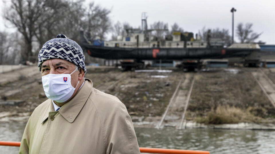 Na snímke minister životného prostredia SR Ján Budaj počas brífingu v súvislosti s vyťahovaním potopeného remorkéra v Bratislave 2. decembra 2020. FOTO TASR - Dano Veselský