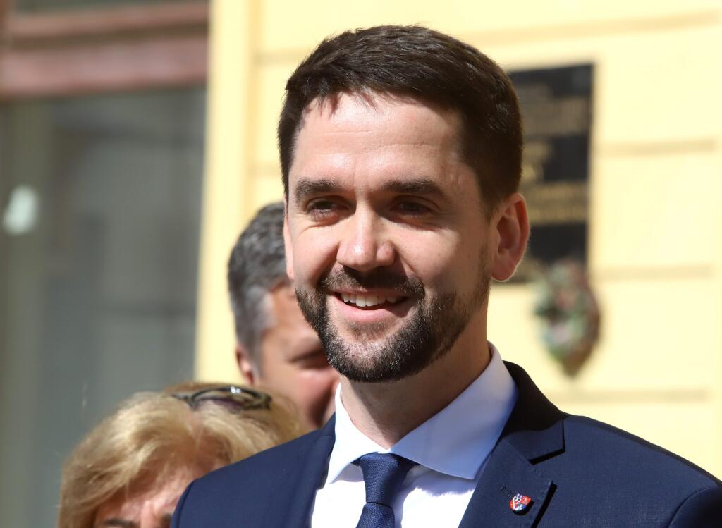 Na snímke podpredseda Banskobystrického samosprávneho kraja (BBSK) a kandidát na župana BBSK Ondrej Lunter počas tlačovej konferencie so zástupcami strany Hlas-SD na tému spolupráce v nadchádzajúcich voľbách do samosprávnych krajov, pred budovou Úradu BBSK v Banskej Bystrici 12. apríla 2022. FOTO TASR - Ján Krošlák

