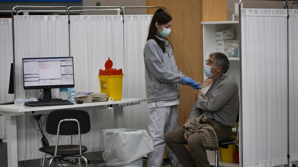 JB 18 Pamplona - Muž dostáva vakcínu od spoločnosti Pfizer-Biontech počas očkovania proti ochoreniu COVID-19 vo vakcinačnom centre v španielskej Pamplone 11. mája 2021. FOTO TASR/AP
A man is administered the Pfizer vaccine, during a COVID-19 vaccination campaign, in Pamplona, northern Spain, Tuesday, May 11, 2021. (AP Photo/Alvaro Barrientos)
