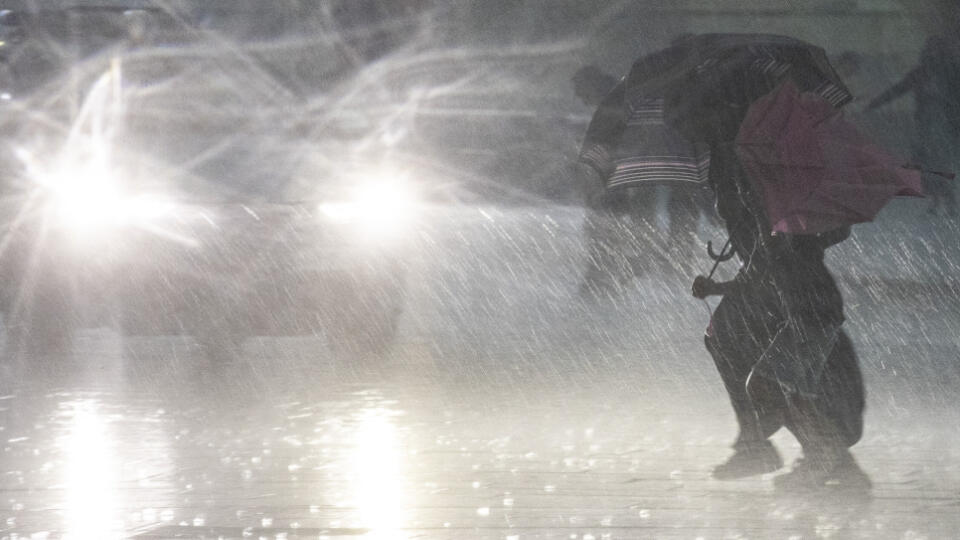 KK39 Miláno - Ľudia bežia počas búrky na Dómovom námestí (Piazza del Duomo) v Miláne v stredu 7. augusta 2024. FOTO TASR/AP
People run through heavy rainfall during a thunderstorm in Piazza Duomo Milan, Italy, Wednesday Aug. 7, 2024. (Marco Ottico/LaPresse via AP)