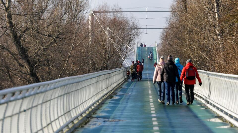 ľudia prechádzka po Cyklomoste slobody v Bratislave