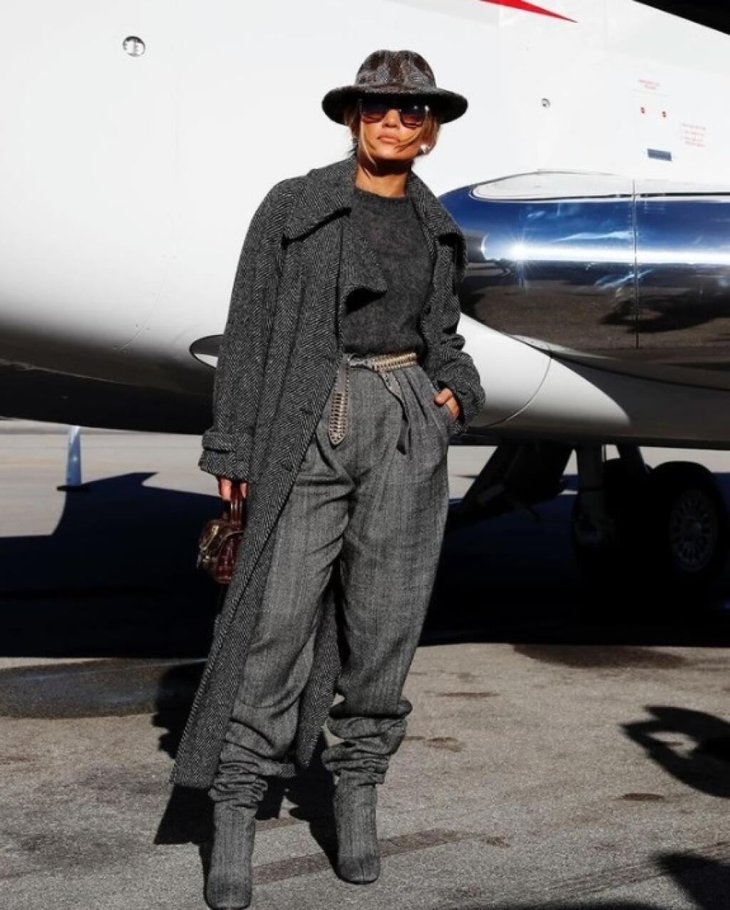 Speváčka Jennifer Lopez priletela do Washingtonu na inauguráciu prezidenta v sivom outfite. Na skúške mala kostým so vzorom kohútej stopy a na samotnej inaugurácii zaspievala celá v bielom.