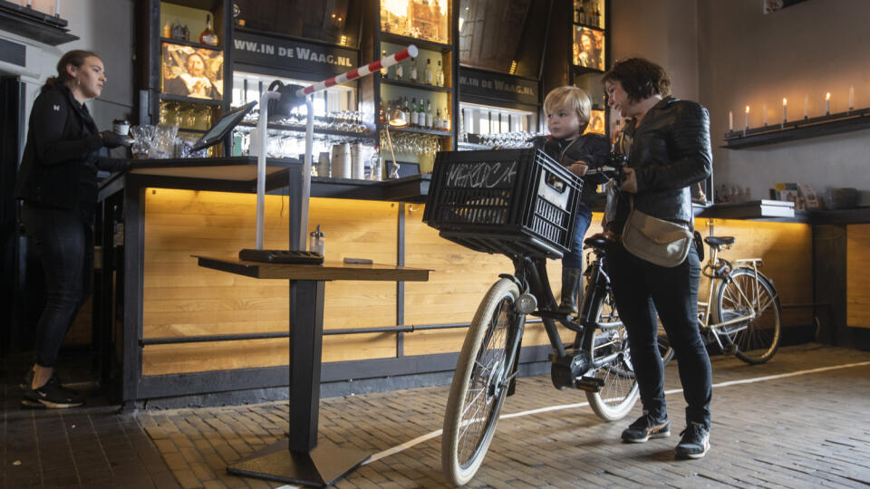 Matka s dieťaťom na bicykli čakajú na svoj obed v reštaurácii v Amsterdame.