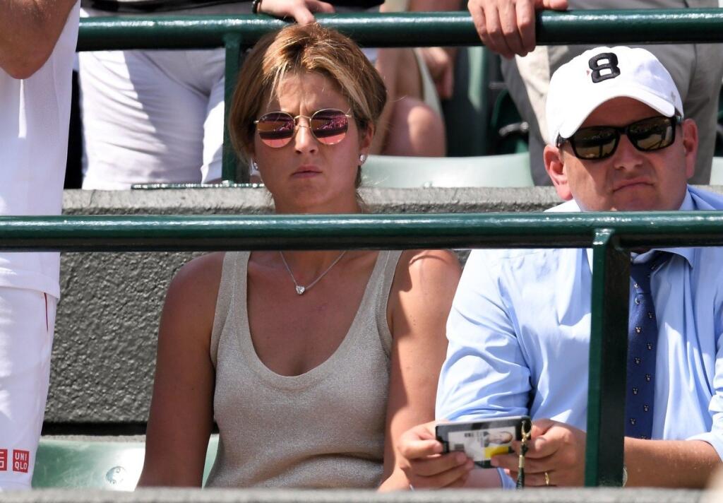 Mirka Federerová aj pri nečakanej rozlúčke svojho manžela na Wimbledone zažiarila. Keďže v dejisku trávnatého grandslamu bolo teplo, sako, v ktorom ju fotografi zachytili po zápase, Mirka vyzliekla a ukázala hlboký výstrih. Najmä v momentoch, keď sa zohla, ukázala, akú slovenskú pýchu skrýva Mirka vo svojom dekolte.