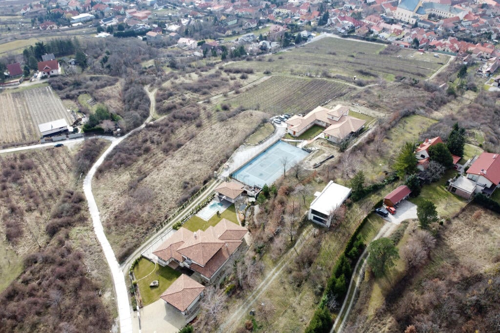 Letecký záber na stále ešte neskolaudované Kučerovo športovo-rekreačná zariadenie uprostred viníc nad Svätým Jurom.