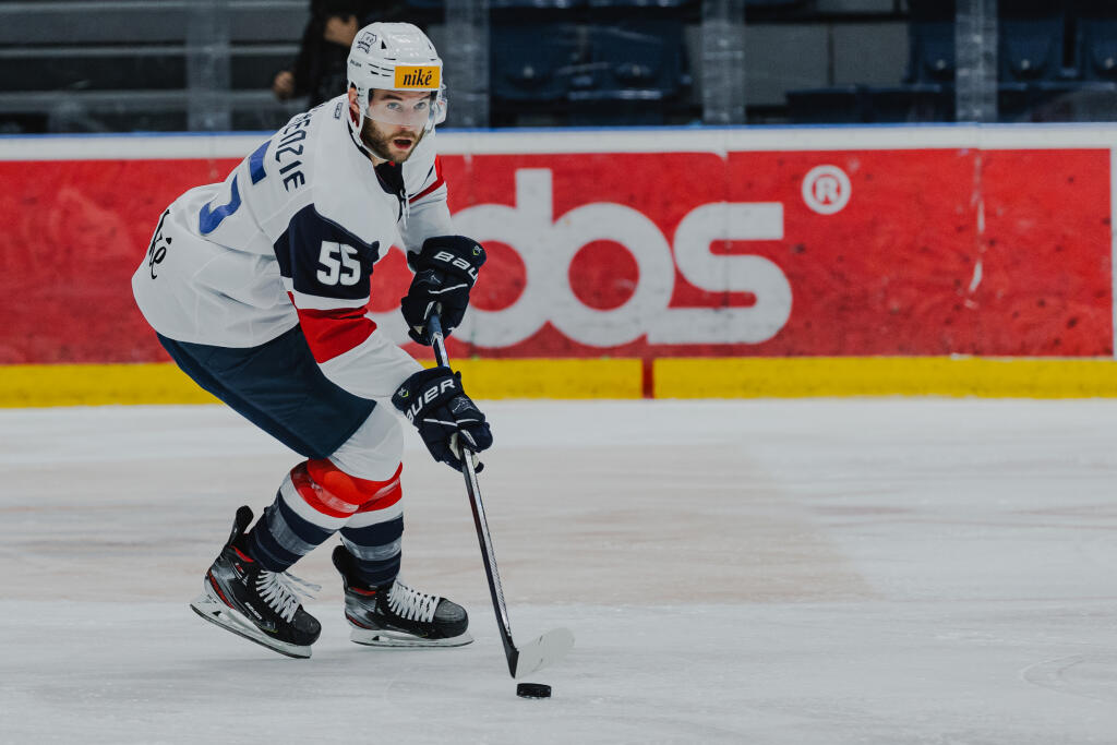 Na snímke Matt MacKenzie (Slovan) počas zápasu 11.kola základnej časti hokejovej Tipos Extraligy medzi HC Slovan Bratislava a HC Nové Zámky.