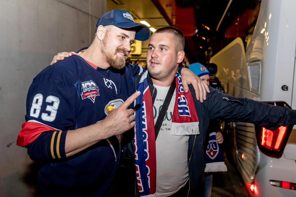 Hokejisti HC Slovan Bratislava zvíťazili v šiestom zápase finále Kaufland play off Tipos extraligy 2021/2022 a získali titul majstra SR. Šiesty zápas vyhrali s HK Nitra 5:2 a celú sériu 4:2 na zápasy. Na snímke oslavujú hráči s fanúšikmi pri štadióne Ondreja Nepelu v Bratislave.