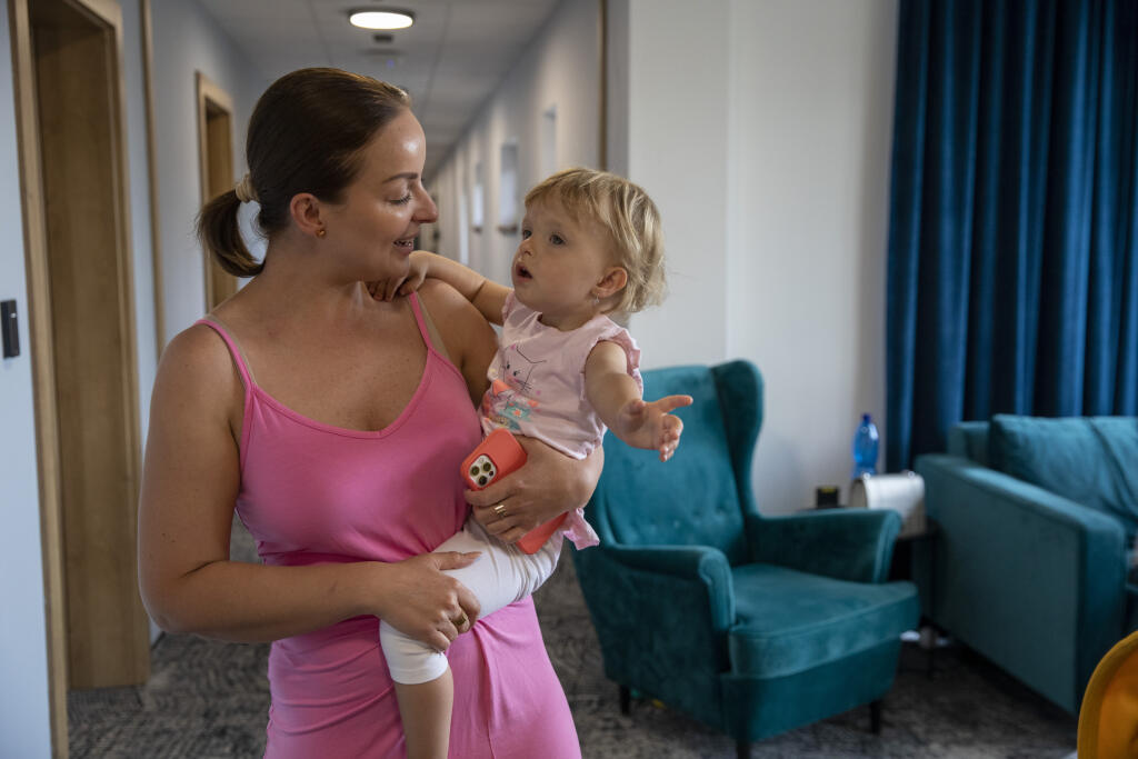 Na snímke sú Veronika Nízlová a Daniela Nízlová na zahájení letnej sezóny na termálnom kúpalisku Bešeňová.