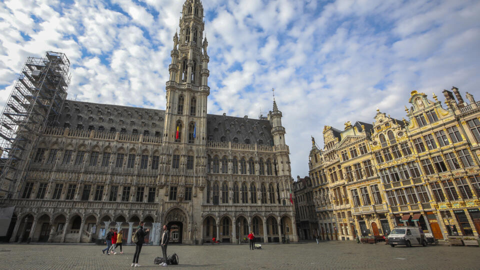KK26 Brusel - Ľudia kráčajú a fotografujú sa v Bruseli 16. marca 2020. V Belgicku sú zatvorené školy, reštaurácie a bary, taktiež sú zrušené kultúrne a športové podujatia v snahe zabrániť šíreniu nového koronavírusu. FOTO TASR/AP
People walk and take photographs at the nearly empty main Grand Place in downtown Brussels, Monday, March 16, 2020. Belgium has closed schools, restaurants and bars as well as cancelled cultural and sporting events in an effort to stem the spread of the coronavirus. For