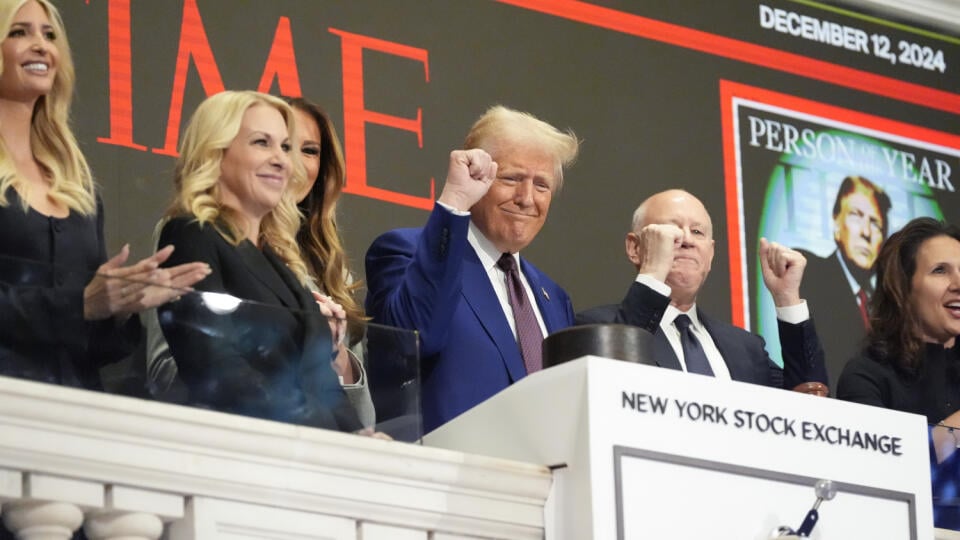 AZ17 New York - Na snímke uprostred novozvolený americký prezident Donald Trump gestikuluje počas otvorenia newyorskej burzy cenných papierov vo štvrtok 12. decembra 2024. Renomovaný americký týždenník Time vo štvrtok vyhlásil zvoleného prezidenta USA Donalda Trumpa za osobnosť roka. Zaradil sa tak do úzkej skupiny ľudí, ktorým sa to podarilo dvakrát. FOTO TASR/AP
President-elect Donald Trump gestures after ringing the opening bell at the New York Stock Exchange, Thursday, Dec. 12, 2024, in Ne