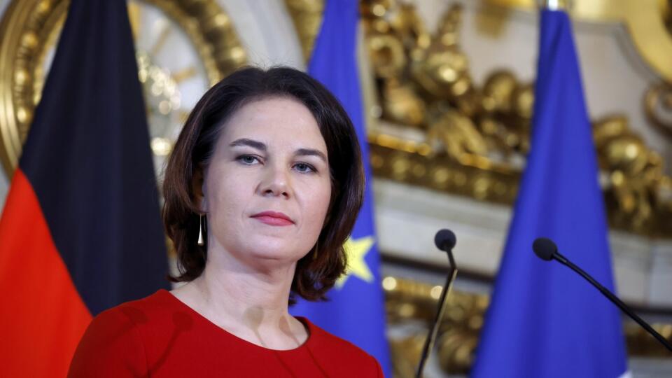 EBE 29 Paríž - Na snímke novozvolená šéfka nemeckej diplomacie Annalena Baerbocková počas tlačovaje konferncie s francúzskym rezortným partnerom Jeanom-Yvesom Le Drianom po stretnutí v Paríži 9. decembra 2021. FOTO TASR/AP
New elected German Foreign minister Annalena Baerbock attends a press conference after a meeting with his French counterpart Jean-Yves Le Drian, at the Quai d'Orsay, in Paris, Thursday, Dec. 9, 2021. (Gonzalo Fuentes, Pool Photo via AP)