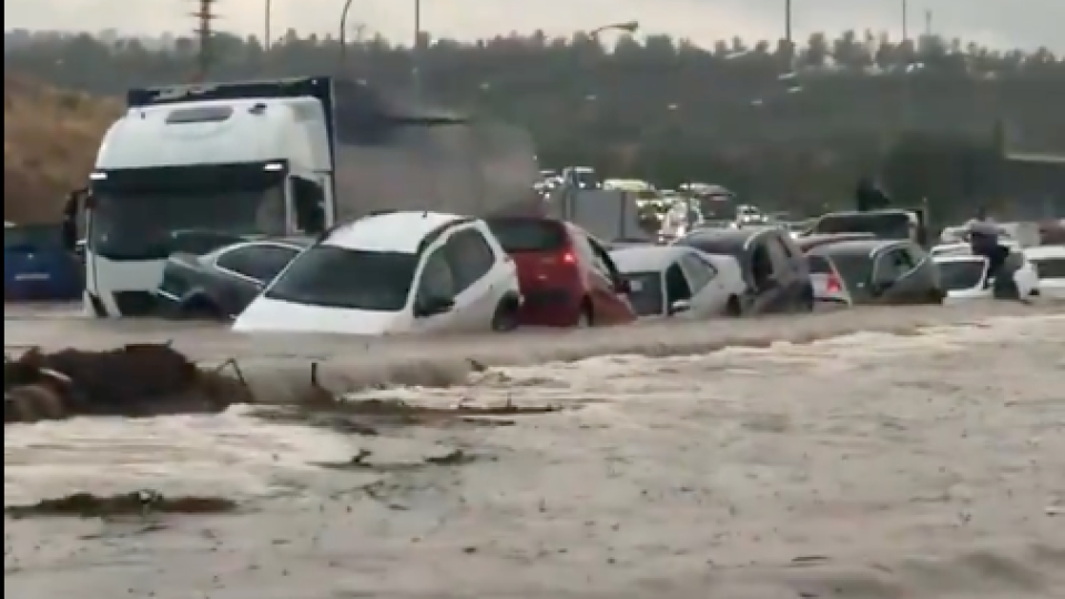 Voda odnáša autá na diaľnici pri španielskom meste Toledo. Krajinu zasiahli obrovské záplavy. Toledo, 1. september 2021.