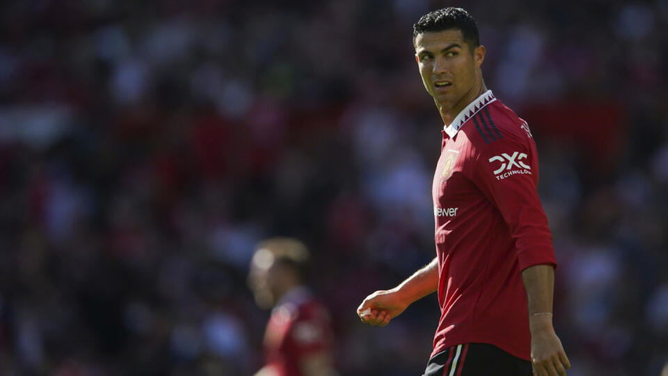 WA 58 Manchester - Futbalista Manchestru United Cristiano Ronaldo sa pozerá počas prípravného zápasu Manchester United - Rayo Vallecano na štadióne Old Trafford v Manchestri v nedeľu 31. júla 2022. FOTO TASR/AP
Manchester United's Cristiano Ronaldo looks on, during a pre-season friendly match between Manchester United and Rayo Vallecano, at Old Trafford, Manchester, Sunday July 31, 2022. (Dave Thompson/PA via AP)