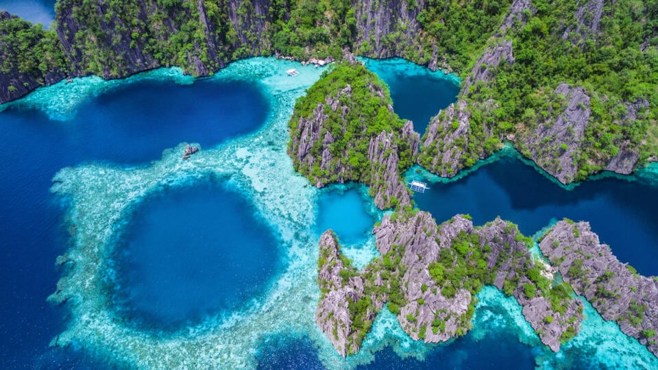 Coron, Palawan, Filipíny, letecký pohľad na krásne lagúny a vápencové útesy.