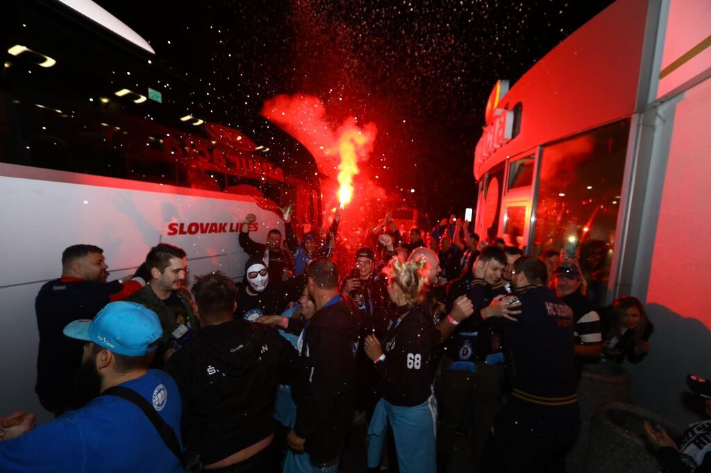 Hráči Slovana Bratislava oslavujú po získaní rekordného deviateho titulu v Tipos extralige.