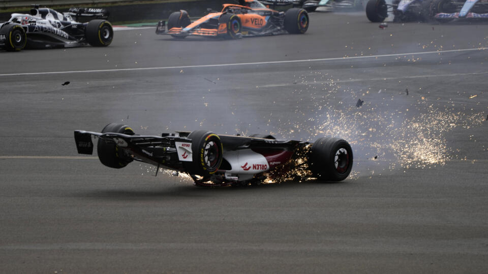 PK 46 Silverstone - Na snímke čínsky pilot formuly 1 Kuan-jü Čou z tímu Alfa Romeo po nehode v prvom kole Veľkej ceny F1 Veľkej Británie na okruhu v Silverstone v nedeľu 3. júla 2022. FOTO TASR/AP

Alfa Romeo driver Guanyu Zhou of China crashes at the start of the British Formula One Grand Prix at the Silverstone circuit, in Silverstone, England, Sunday, July 3, 2022. (AP Photo/Frank Augstein)