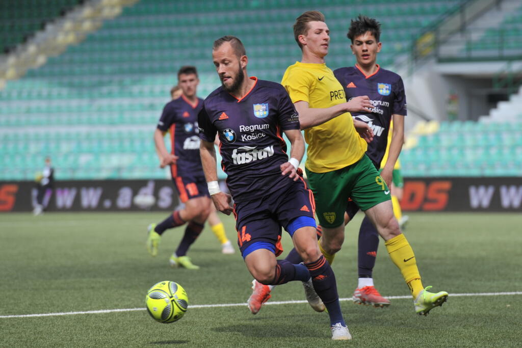 Na snímke uprostred Dawid Kurminowski (Žilina), vľavo František Pavúk, vpravo Samuel Magda (obaja Košice) v odvete semifinále Slovenského pohára – Slovnaft Cupu vo futbale MŠK Žilina - FC Košice v Žiline 4. mája 2021. FOTO TASR - Erika Ďurčová