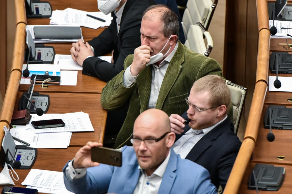 Na snímke poslanci strany Kotlebovci - Ľudová strana Naše Slovensko zhora predseda strany Marian Kotleba, Rastislav Schlosár, Marek Kotleba reagujú po tom, čo poslanci parlamentu odsúhlasili dohodu o obrannej spolupráci Slovenska s USA na 55. schôdzi NR SR v Bratislave v stredu 9. februára 2022. FOTO TASR - Pavol Zachar