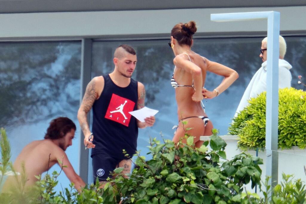 Izabel asi slabo zatiahla šnúrky. Druhý raz to robila už pozornejšie.