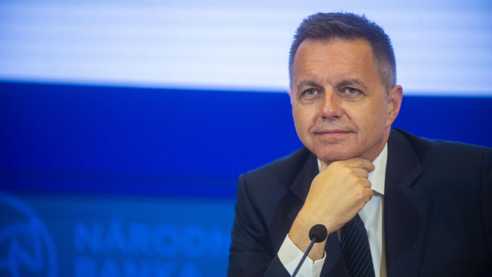 Na snímke guvernér Národnej banky Slovenska (NBS) Peter Kažimír počas tlačovej konferencie na tému Ekonomický a menový vývoj NBS/Leto 2024. V Bratislave 27. júna 2024. FOTO TASR - Jakub Kotian