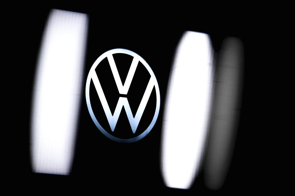 PA6 Emden - Na snímke logo nemeckej automobilky Volkswagen (VW) v závode spoločnosti v nemeckom meste Emden 2. decembra 2024. Ak sa nemecké továrne automobilového koncernu VW nestanú efektívnejšími, ich pracovná sila sa bude musieť zmenšiť. A dividendy koncernu budú klesať v súlade so znižovaním zisku. Uviedol to finančný riaditeľ spoločnosti Arno Antlitz vo svojom prejave na konferencii Goldman Sachs v Londýne. FOTO TASR/AP

The Volkswagen logo is seen at the company's plant in Emden, Germany, 
