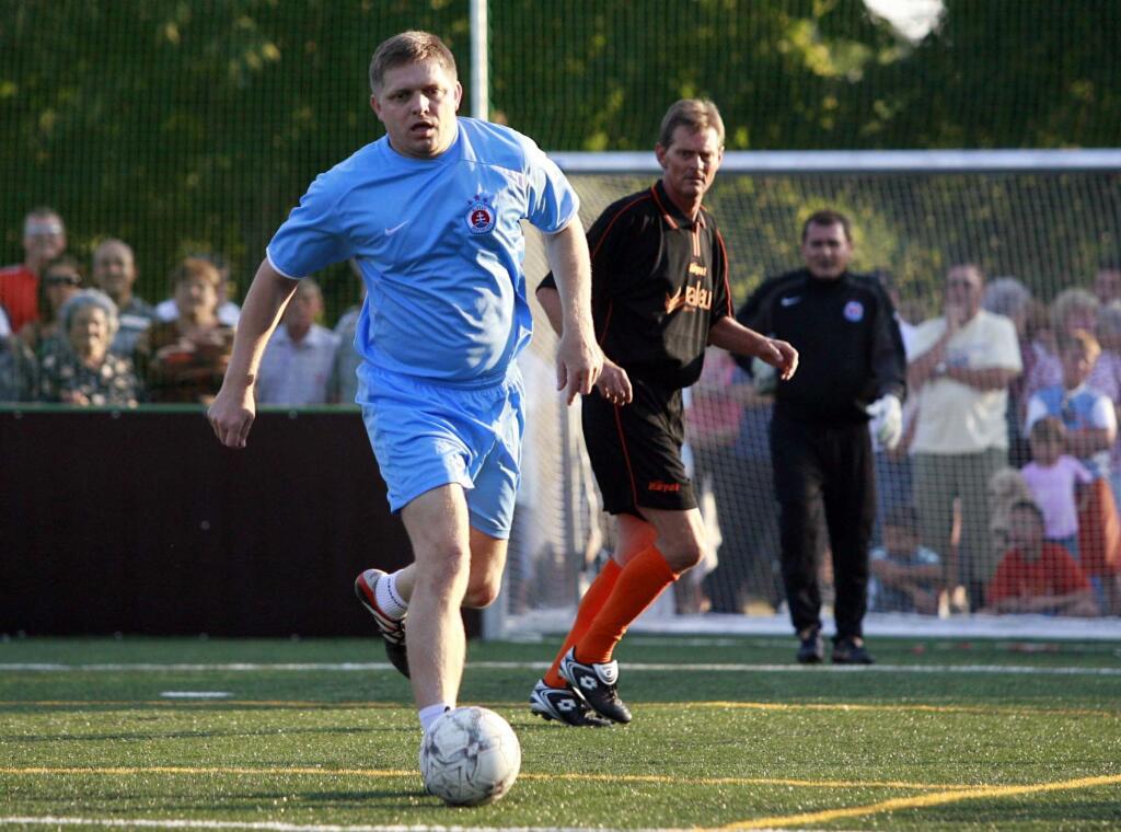 Šéf Smeru Robert Fico sa netají svojou láskou k futbalu. V minulosti sa mu pri jednom zo zápasov prihodilo vážne zranenie achilovky. Bolo to počas predvolebnej kampani na prezidenta v roku 2014.