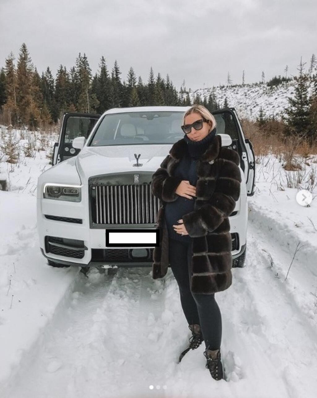 Dominika Cibulková je známa svojou slabosťou pre drahé autá. Na sociálnej sieti sa viackrát predviedla s poriadne luxusnými vozidlami.