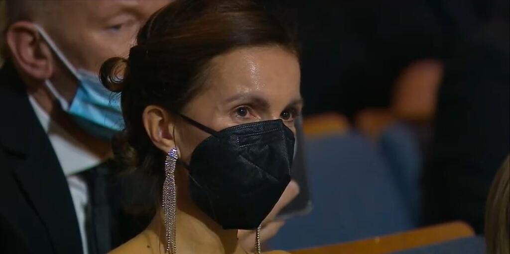 Hossova manželka Janka sedela po boku s dcérami.