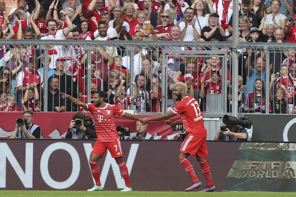 JB 15 Mníchov - Hráč Bayernu Serge Gnabry (vľavo) oslavuje so spoluhráčmi po tom, ako strelil úvodný gól vo futbalovom zápase nemeckej Bundesligy Bayern Mníchov - FSV Mainz 05 v Mníchove 29. októbra 2022. FOTO TASR/AP
Bayern's Serge Gnabry, left, celebrates with teammates after scoring the opening goal of the game during the Bundesliga soccer match between Bayern Munich and Mainz at the Allianz Arena in Munich, Germany, Saturday, Oct. 29, 2022. (AP Photo/Alexandra Beier)
