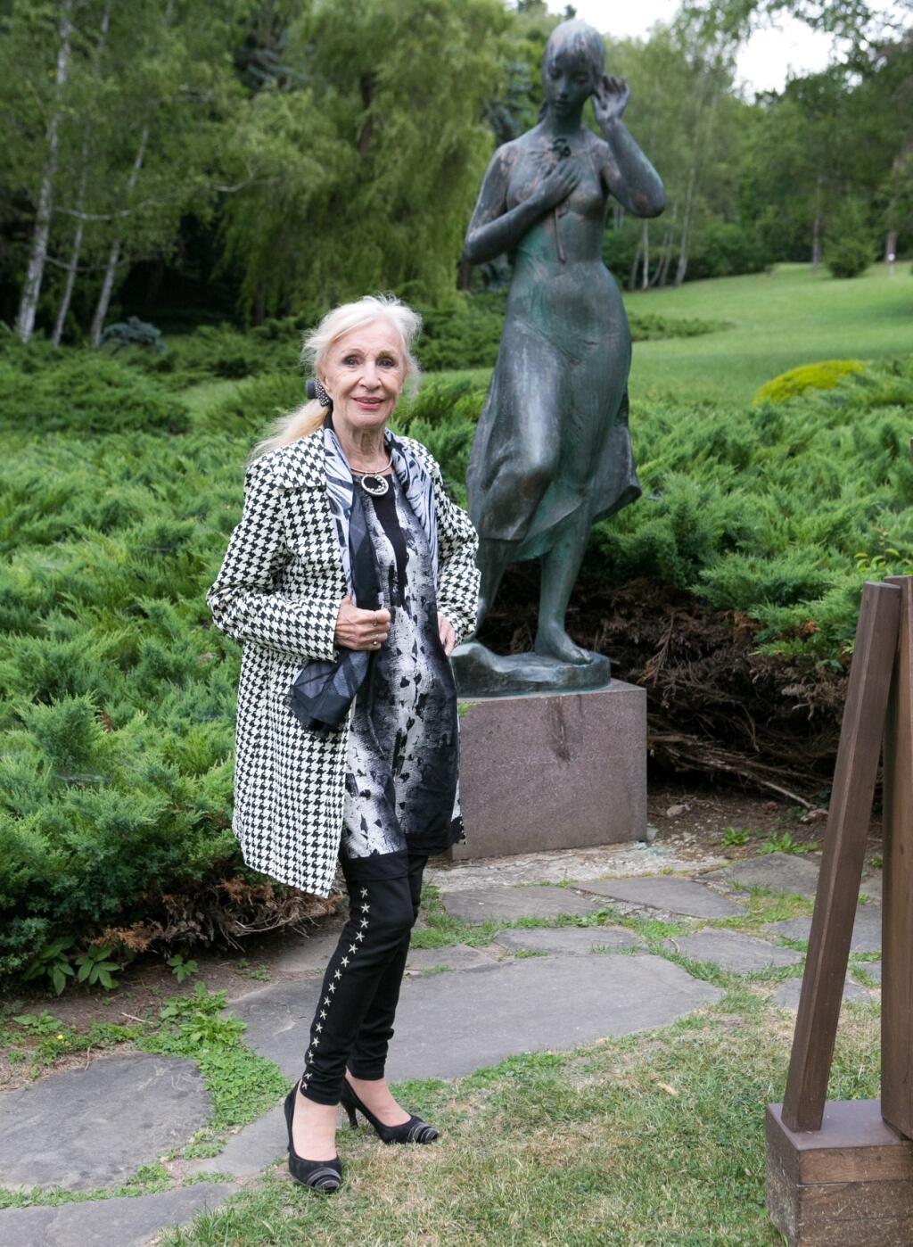 Marína Kráľovičová pri soche Maríny v prostredí kúpeľov Sliač.