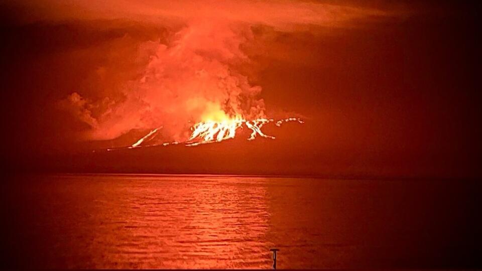 Na snímke výbuch sopky La Cumbre na neobývanom ostrove Galapágov 3. marca 2024.