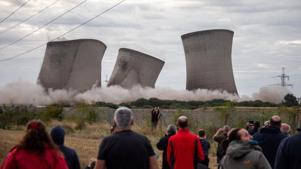 Po demolácii chladiacich veží zostalo 40-tisíc ľudí bez elektriny.