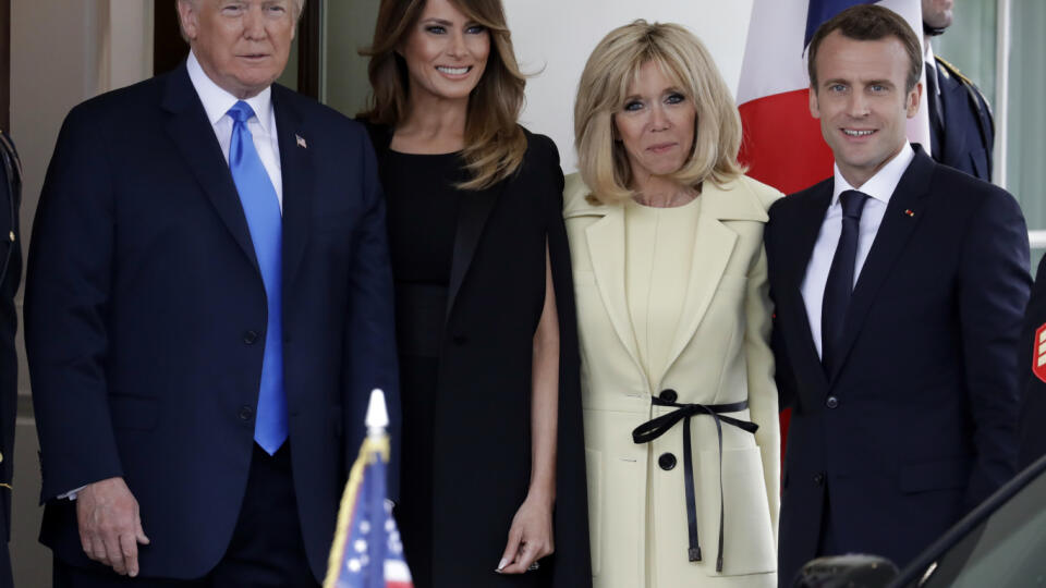 Americký prezident Donald Trump, prvá dáma USA Melania Trumpová vítajú francúzskeho prezidenta Emmanuela Macrona a jeho manželku Brigitte Macronovú v Bielom dome.