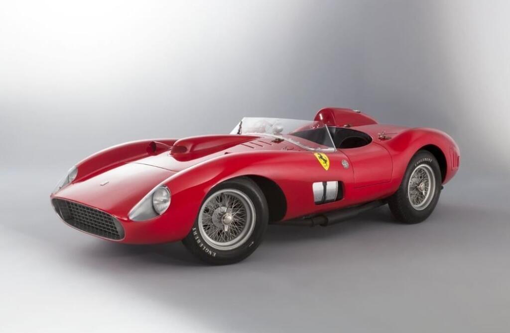 Okrem obrovských pozemkov a domov sa Messi môže pochváliť aj luxusnou zbierkou áut. Medzi nimi je aj toto staré Ferrari z roku 1957.