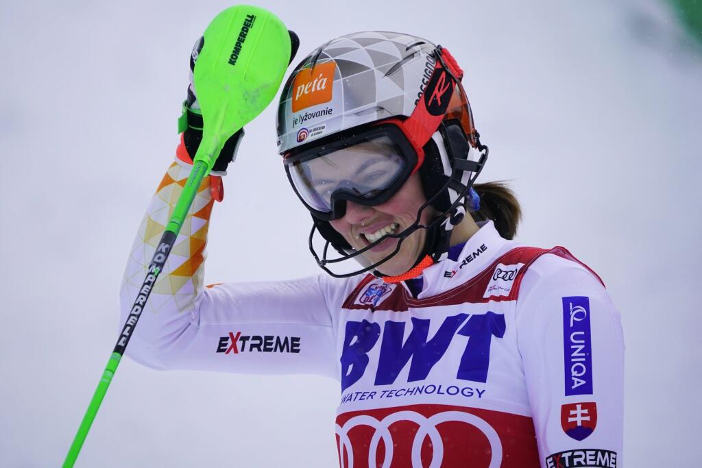 Slovenská lyžiarka Petra Vlhová oslavuje v cieli po 2. kole slalomu Svetového pohára v alpskom lyžovaní v americkom Killingtone 28. novembra 2021. Slovenská lyžiarka Petra Vlhová obsadila druhé miesto v nedeľňajšom slalome Svetového pohára. V americkom Killingtone nestačila iba na domácu hviezdu Mikaelu Shiffrinovú, za ktorou zaostala o 75 stotín sekundy.
