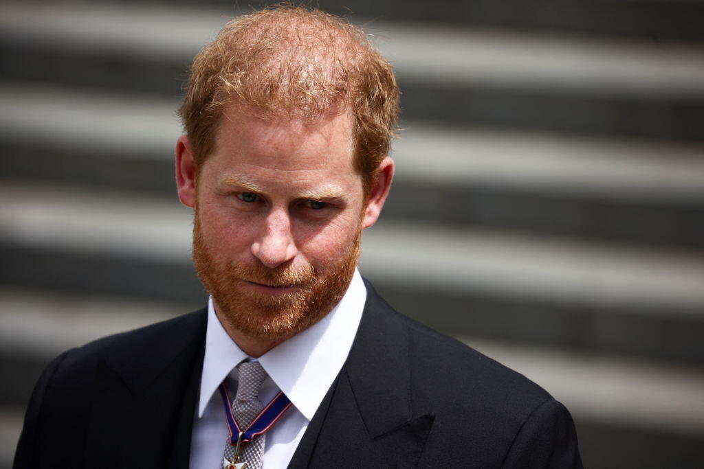 Princ Harry sa so stratou babičky musí vyrovnať bez manželky Meghan.