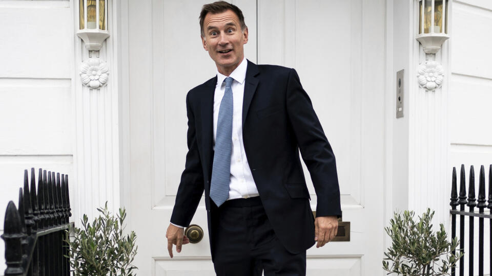 PK 26 Londýn - Na snímke nový britský minister financií Jeremy Hunt opúšťa svoj domov po jeho dosadení do funkcie po odvolaní Kwasiho Kwartenga v Londýne 14. októbra 2022. Britská premiérka Liz Trussová vymenovala za nového ministra financií Jeremyho Hunta. Takisto oznámila zmenu kurzu fiškálnej politiky a zrušenie ďalších kľúčových daňových škrtov. FOTO TASR/AP
Jeremy Hunt leaves his home in London after he was appointed Chancellor of the Exchequer following the resignation of Kwasi Kwarteng,