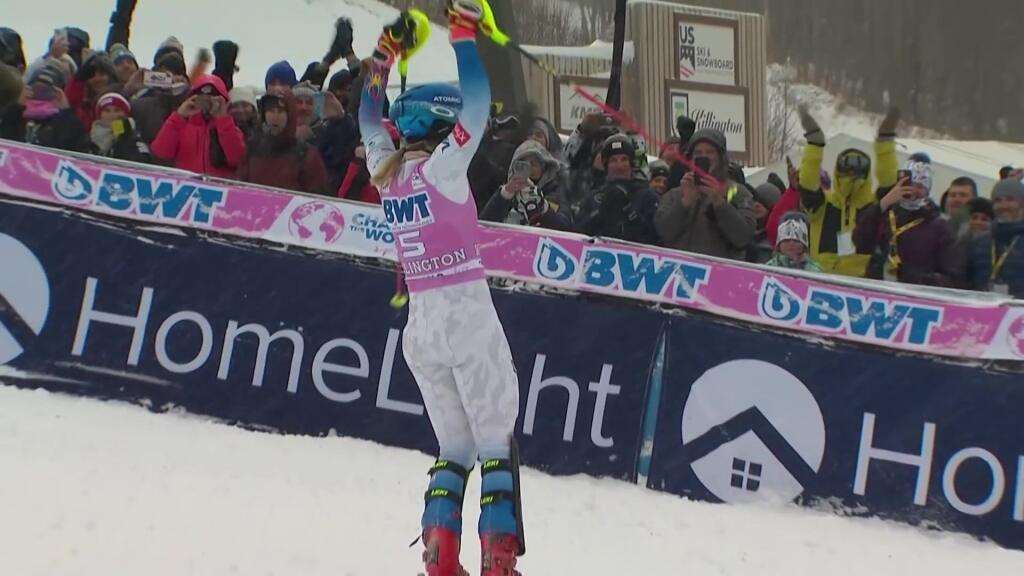 Bezprostredne po dojazde do cieľa 2. kola sa Shiffrinová pobrala za domácimi fanúšikmi a vyhecovala ich k mohutnému skandovaniu. To slovenská lyžiarka Petra Vlhová určite počula až na štarte.