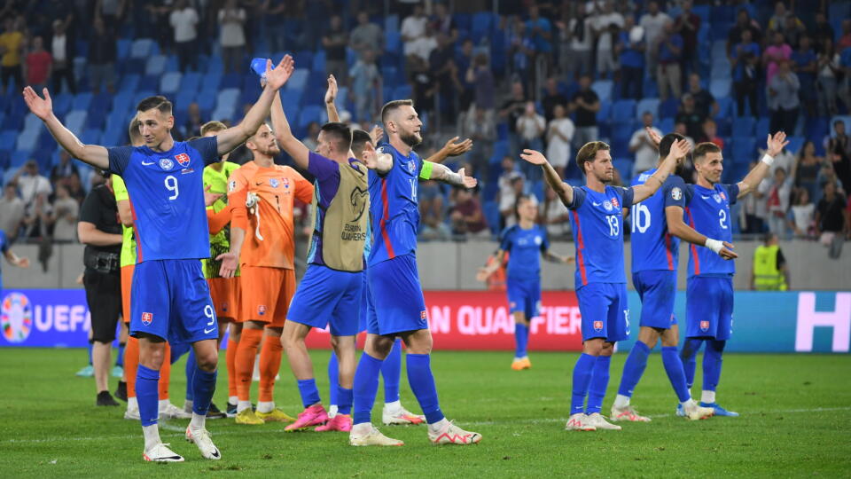 Na snímke slovenskí futbalisti oslavujú po výhre nad Lichtenštajnskom 3:0 v kvalifikačnom zápase J-skupiny na ME 2024 Slovensko - Lichtenštajnsko 11. septembra 2023 v Bratislave. FOTO TASR - Martin Baumann
