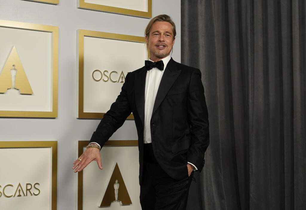 Brad Pitt pózuje na 93. ročníku udeľovania filmových cien Oscar 25. apríla 2021 v Los Angeles.