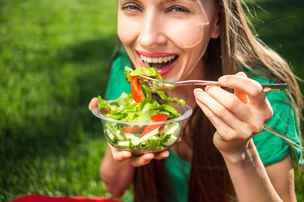 Salad eating. Девушка ест салат и улыбается. Девушка ест овощи. Человек ест салат и улыбается. Человек ест салат.