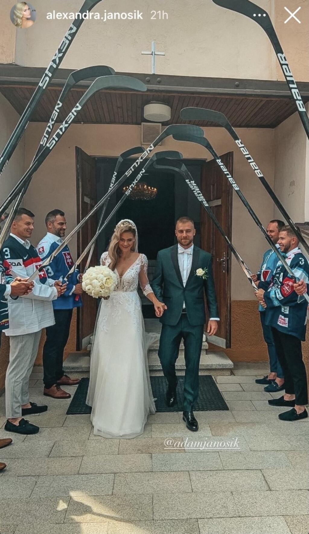 Pred kostolom novomanželov čakala brána z hokejok.Nev