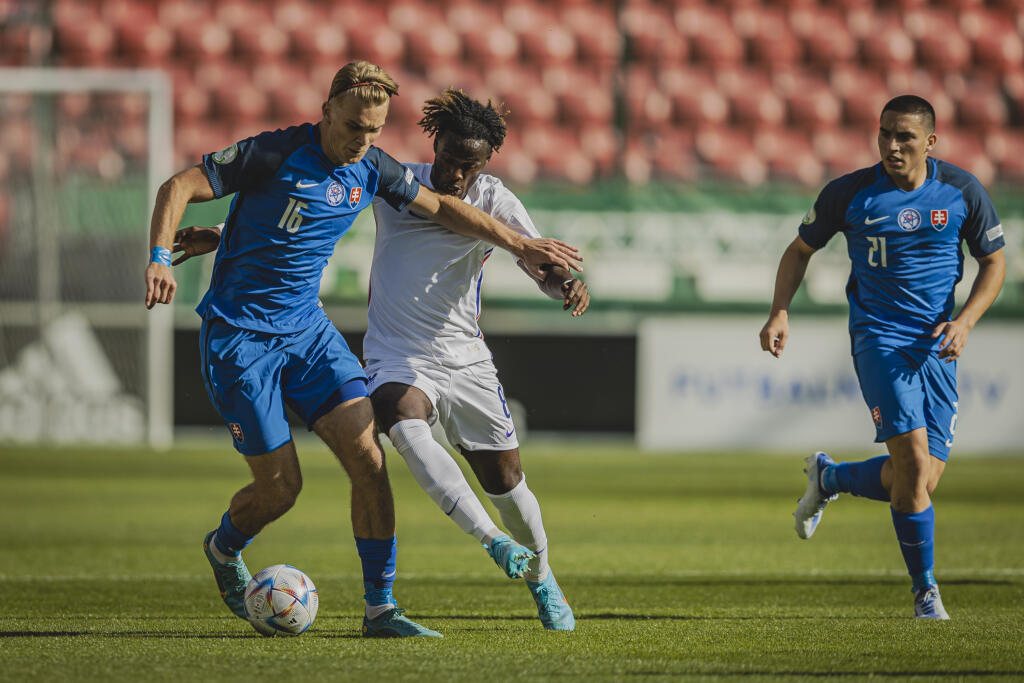 Na snímke Adam Griger a Warren Bondo počas zápasu A-skupiny Majstrovstiev Európy vo futbale hráčov do 19 rokov medzi reprezenáciami Slovenska a Francúzska na Štadióne Antona Malatinského v Trnave.