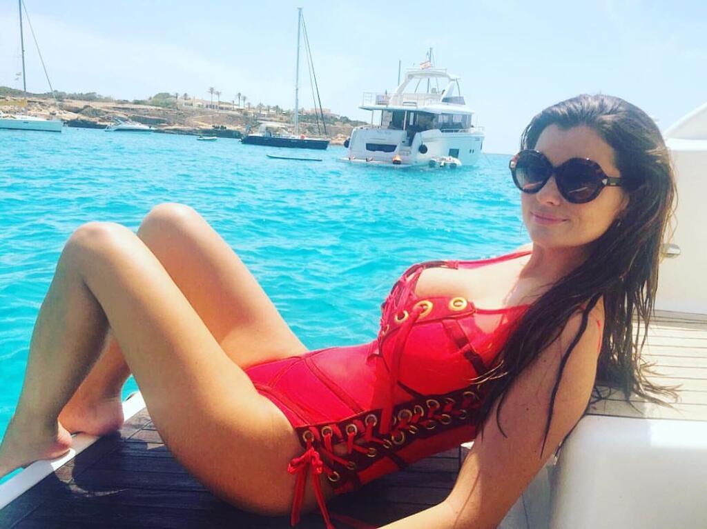 Helen Woodová si rada užíva luxusné dovolenky na Ibize či v Dubaji. Týmto telom v minulosti ukojila nejednú hviezdu.