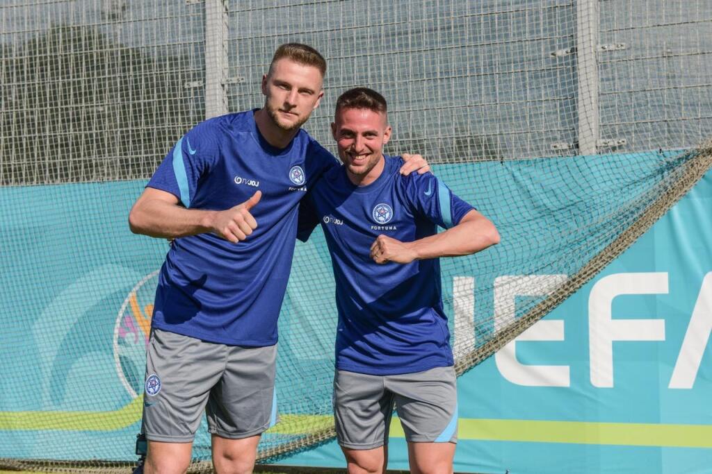 Naši futbalisti rozdávali úsmevy na každú stranu.